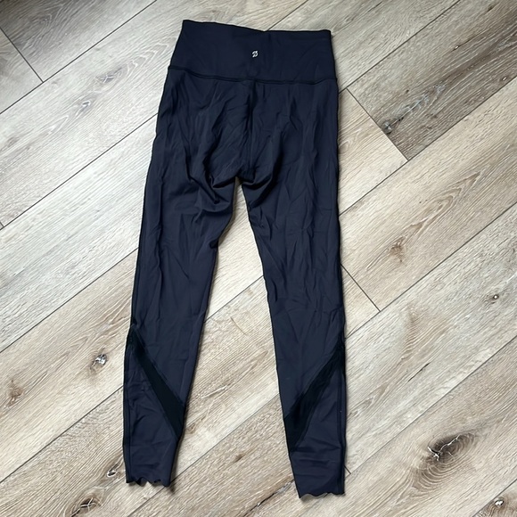 Peloton Move Mission Black Scallop Hem Mesh Panel Leggings - Picture 5 of 9